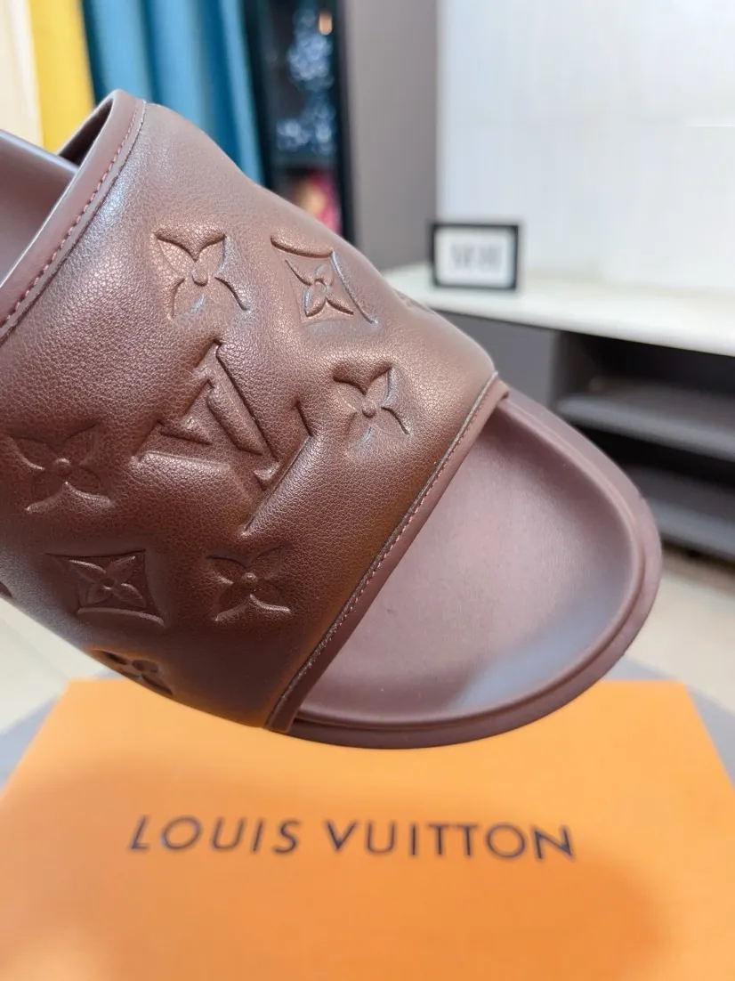 Men's shoes 💰360🌹🌹 (lv-Louis Vuitton) new men's sandals, high-end boutique, exquisite embossed logo decoration on the upper, fine workmanship, super soft soles, casual, loose and comfortable, a must-have in summer! \nsize：38-44